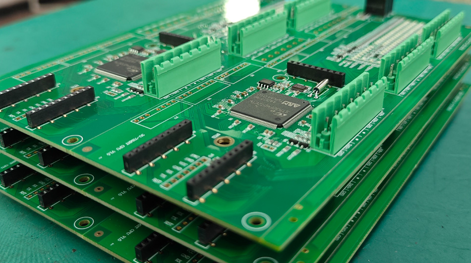 Как управлението на въглеродните емисии на фабриките за PCBA влияе върху производствените разходи?