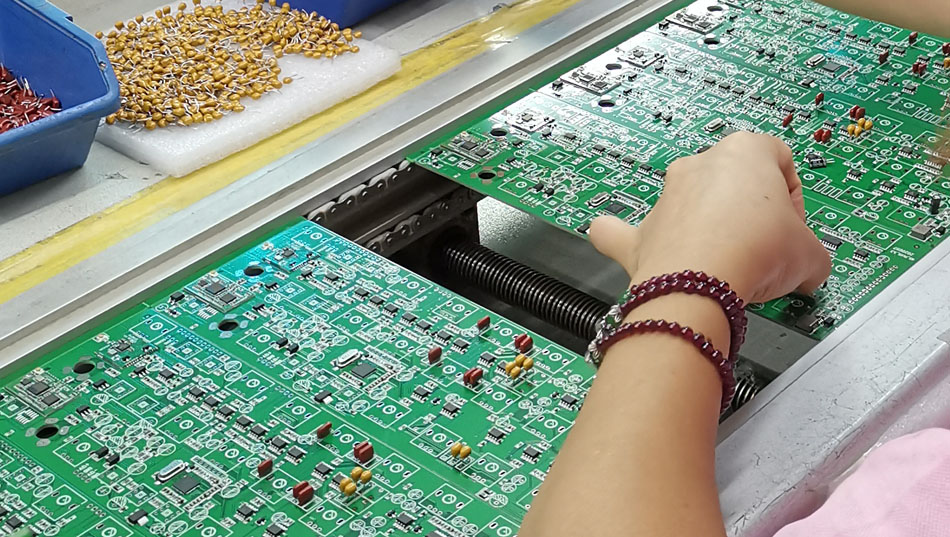 Как консултантската служба за клиенти на фабриката PCBA помага при решаването на технически проблеми